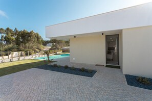 Maison de vacances de luxe avec piscine privée à Salir do Porto. Située à proximité des célèbres plages de l'ouest du Portugal.