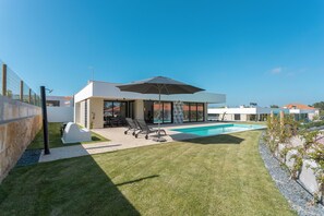 Maison de vacances de luxe avec piscine privée à Salir do Porto. Située à proximité des célèbres plages de l'ouest du Portugal.