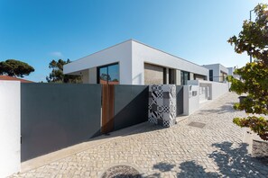 Maison de vacances de luxe avec piscine privée à Salir do Porto. Située à proximité des célèbres plages de l'ouest du Portugal.