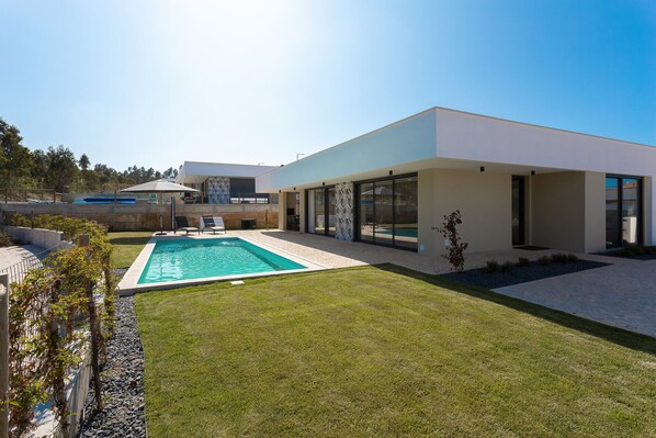 Maison de vacances de luxe avec piscine privée à Salir do Porto. Située à proximité des célèbres plages de l'ouest du Portugal.