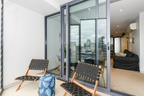 Enjoy a private, furnished balcony where you can sip on a sundowner with a backdrop of Yarra River views