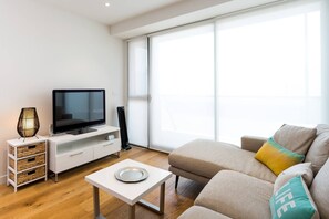 Sit back, relax and enjoy your favourite shows on the flat screen TV while you sink into the cosy L-shaped couch