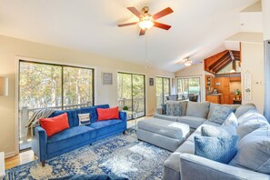 Living Room | Flat-Screen TV | Twin Futon | Central Air Conditioning/Heat