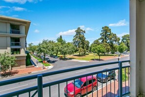 Outlook over Hurtle Square