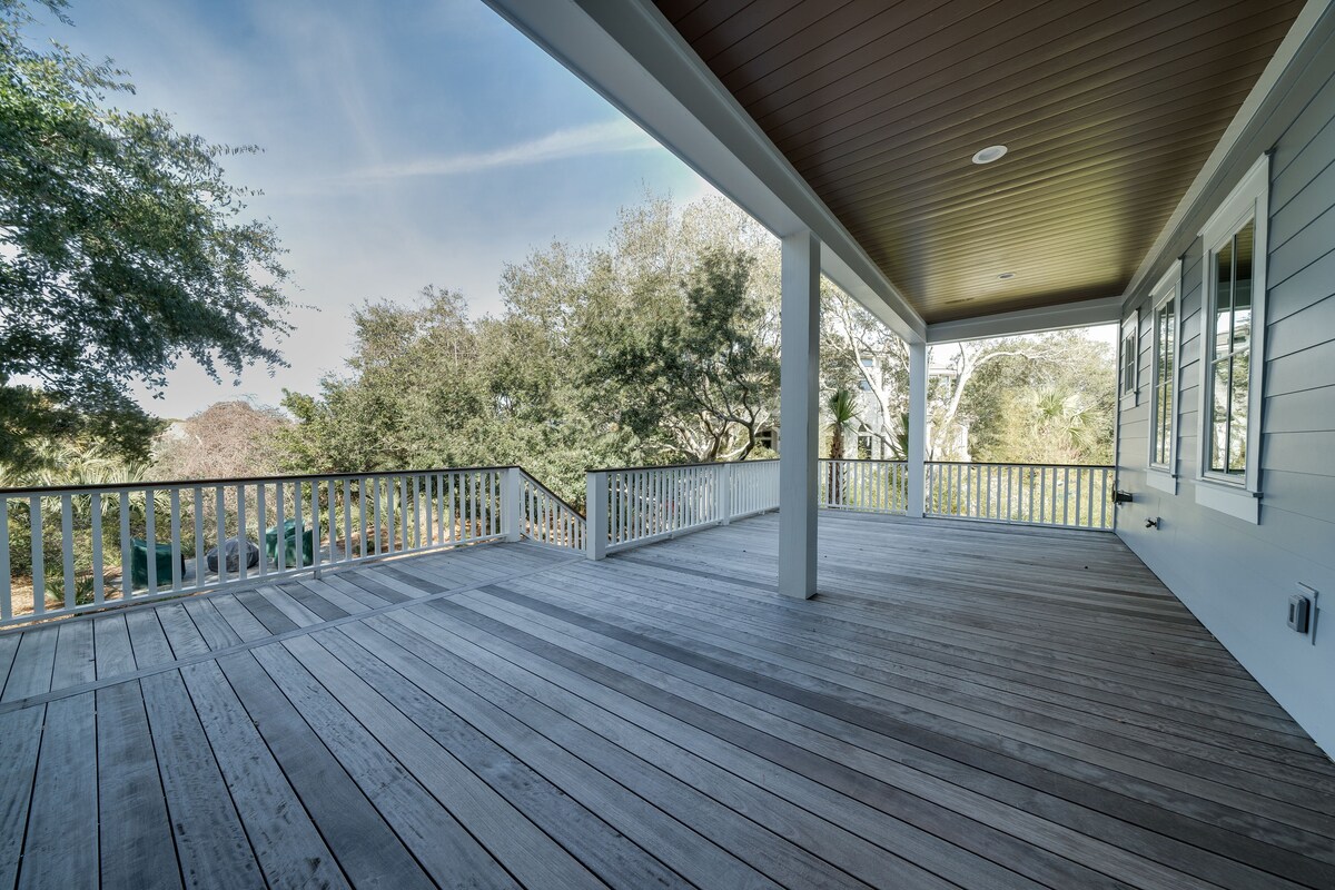 New Home 4 Bed/3.5 Bath! Screen Porch! Amenity Cards! Walk to Beach! Golf Course!