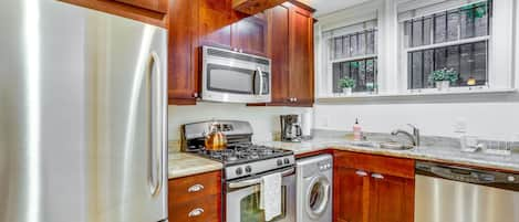 Seattle Vacation Rental | 2BR | 1.5BA | 720 Sq Ft | Stairs Required