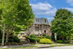 Quiet Neighborhood in the Heart of Midtown