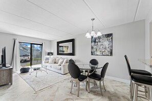3122 Dining Area
