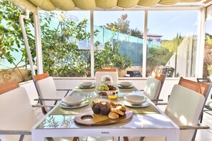 Al fresco dining for 6 guests