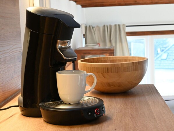 Geschirr, Drinkware, Kaffeetasse, Dishware, Tasse, Fenster, Tabelle, Holz, Küchengerät, Servierware