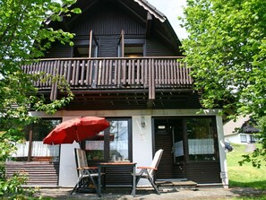 Pflanze, Gebäude, Eigentum, Fenster, Grün, Regenschirm, Baum, Haus, Schatten, Die Architektur