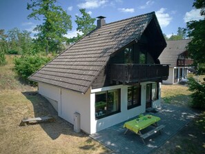 Pflanze, Gebäude, Himmel, Wolke, Eigentum, Fenster, Haus, Baum, Holz, Außenbank