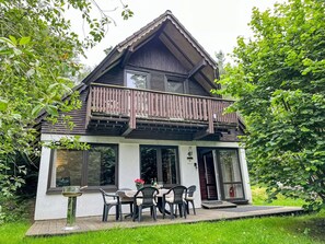 Plante, Bâtiment, Fenêtre, Ciel, Arbre, Maison, Bois, Chalet, Herbe, Porche