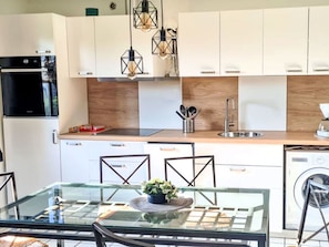 Möbel, Interior Design, Küche, Flooring, Countertop, Cabinetry, Holz, Fussboden, Küchengerät, Stuhl