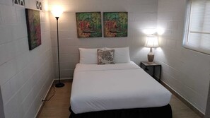 BEDROOM 
QUEEN SIZE BED