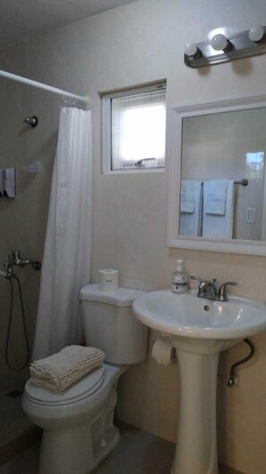 FULL BATHROOM
