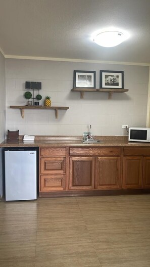 KITCHENETTE