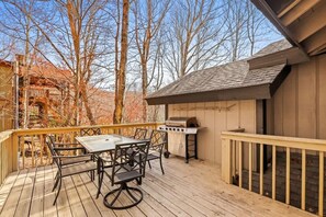 Make every meal an outdoor celebration! Indulge in al fresco dining on our deck, where the gas grill adds sizzle to the experience. Flavor, freshness, and the joy of outdoor feasting await.