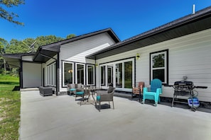 Patio | Outdoor Dining Area | Gas Grill | Fire Pit