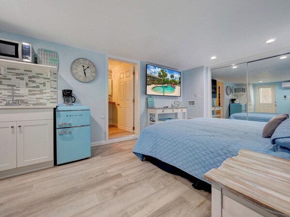 Solitude Studio - king bed, kitchenette, full bathroom. All private and just for you.