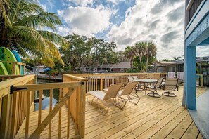 Shared wood deck, with access to the free kayaks and Stand Up Paddleboards. There is also a boat dock and it’s a great spot to fish from. 