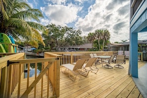 Shared wood deck, with access to the free kayaks and Stand Up Paddleboards. There is also a boat dock and it’s a great spot to fish from.