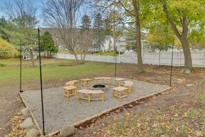 Backyard | Fire Pit | Outdoor Seating Areas