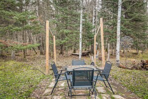 Outdoor Dining Area | Ottawa National Forest Surroundings