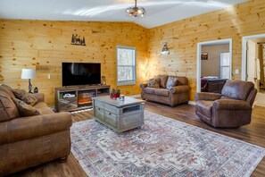 Living Room | Smart TV | Xbox | Fireplace | Queen Sleeper Sofa