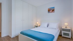 The bedroom has a comfy and quality mattress as well as linen. It also has a desk to work
#rest #relax #comfort #algarve #portugal