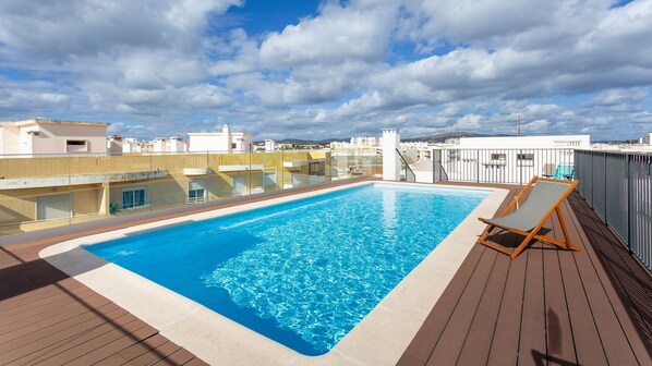 The swimming pool on the terrace is perfect to enjoy the sun all day
#rooftop #pool #algarve #portugal