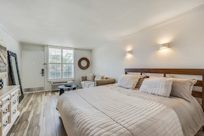 1 King Bed / Standard Room