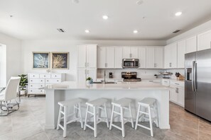 Eat-in Kitchen & Dining Area