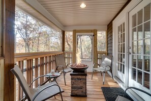 Screened-In Porch | Seating | Fire Pit