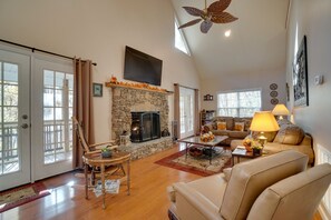 Living Room | Free WiFi | Smart TV | Central A/C & Heat | Gas Fireplace