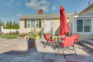 Shared Patio | Fire Pit | Backyard | Pet Friendly w/ Fee