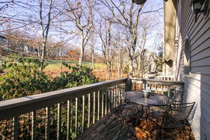 Balcony | Outdoor Seating & Dining