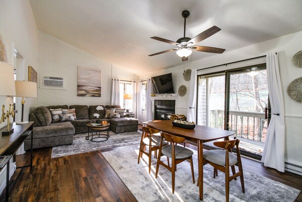 Roseland Vacation Rental | 2BR | 2BA | 992 Sq Ft | Stairs Required for Access