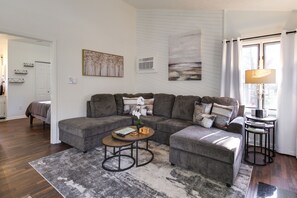 Living Room | Smart TV | Fireplace | Central A/C | Electric Heating | Free WiFi