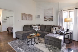 Living Room | Smart TV | Fireplace | Central A/C | Electric Heating | Free WiFi