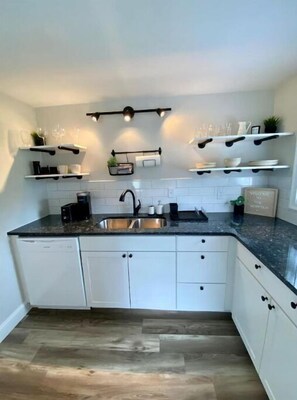 Full kitchen 