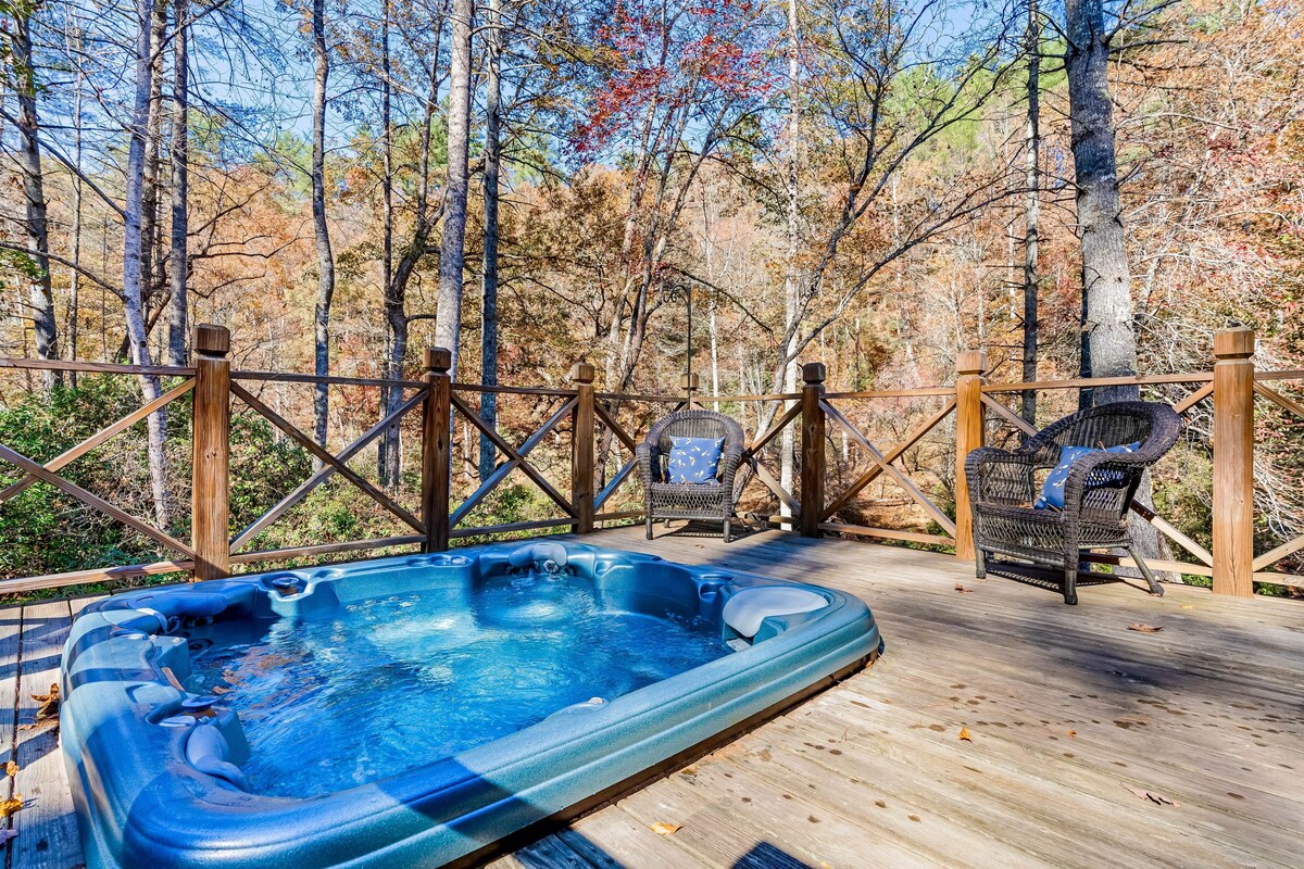 Airy private cabin with river views, hot tub, & wood fireplace – dog-friendly