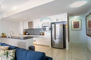 Zenhouse Urban Retreat: Modern  ~ Outdoor Dining -Relax and unwind in our cozy living room retreat