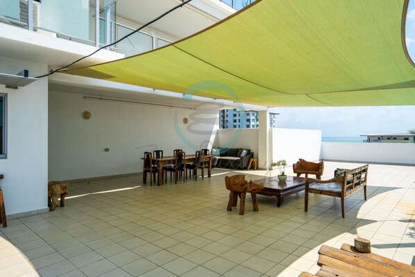 Zenhouse Urban Retreat: Modern  ~ Outdoor Dining  ~ Backyard - Savoring the serenity from our picturesque patio