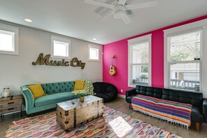 Living Room | Free WiFi | Smart TV | Twin Sleeper Sofa