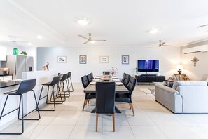 Share meals with loved ones around the eight-seater dining table or enjoy casual dining at the kitchen island.