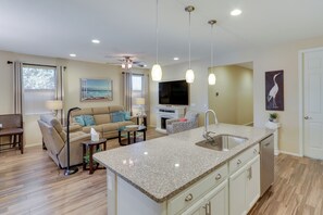 Kitchen | Living Area | Smart TV