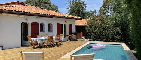 Terrasse en bois extérieure et piscine chauffée