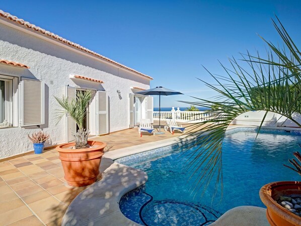 L'Eau, Plante, Ciel, Fenêtre, Piscine, Bâtiment, Arecales, Loisir, Zone Résidentielle, Mobilier De Jardin