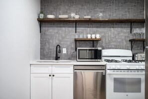 1607's Kitchen